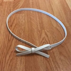 NWOT Guess White Bow Waist Belt